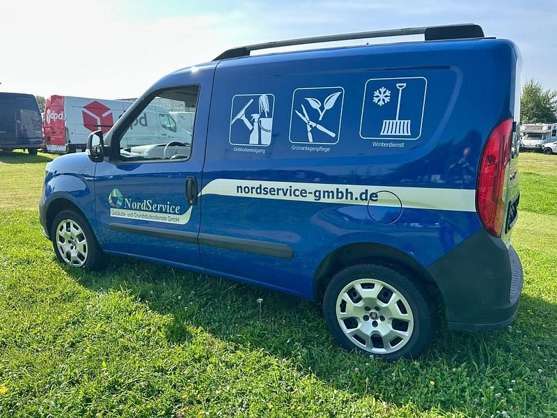 Gebraucht Fiat Doblò Basis 95 PS (69 kW) 2018 Blau Van / Kleinbus