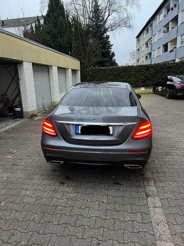 Gebraucht Mercedes E220 AMG line 194 PS (142 kW) 2017 Grau Limousine