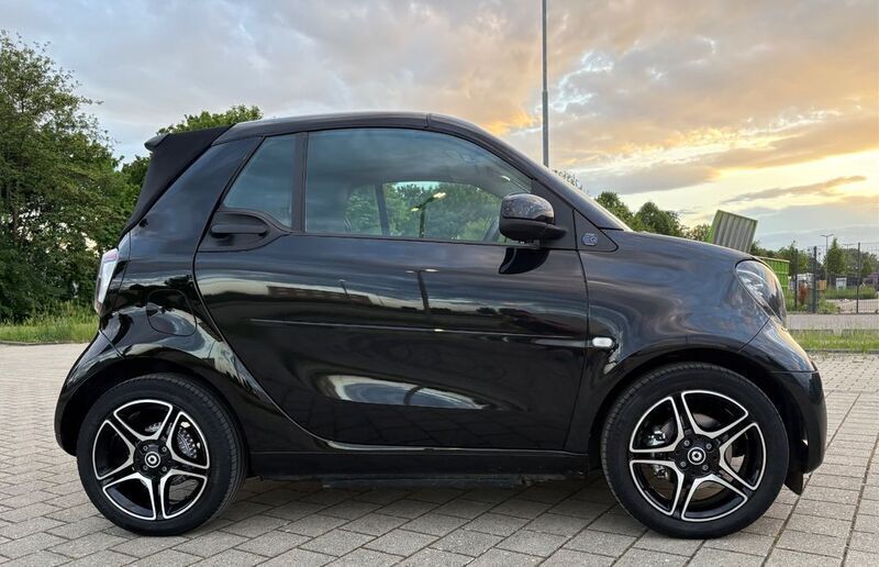 Schwarz Gebraucht 2023 Smart ForTwo Electric Drive Cabrio | 14.200 € (Fairer Preis) - Bild 1/4