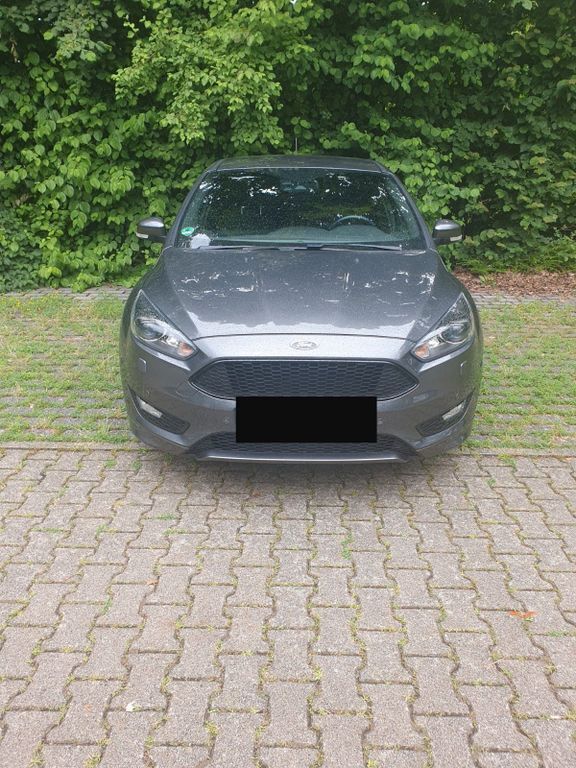 Grau Gebraucht 2017 Ford Focus ST-Line Limousine | 9.200 € (Fairer Preis) - Bild 1/4