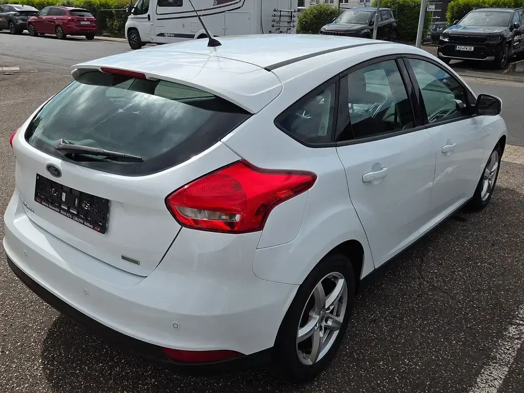 Usado Ford Focus Trend 101 CV (74 kW) 2016 Blanco Berlina