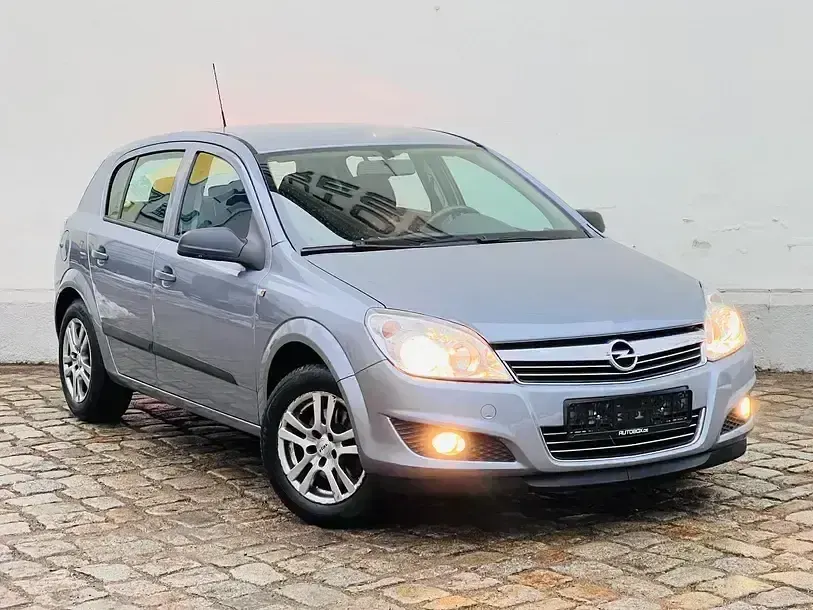 Usado Opel Astra Selection 116 CV (85 kW) 2009 Plateado Berlina