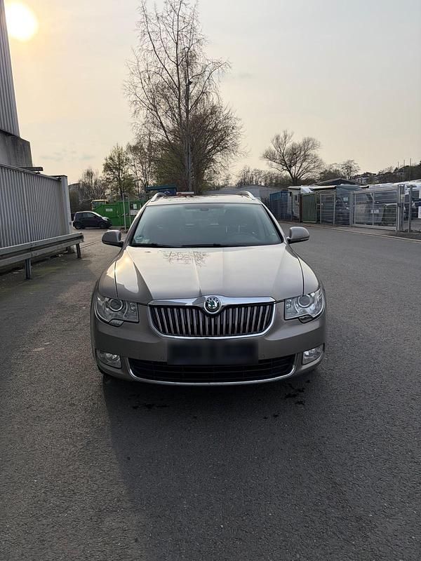 Gebraucht Skoda Superb 200 PS (147 kW) 2012 Grau Kombi