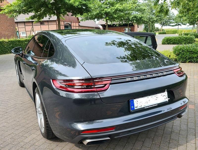 Grau Gebraucht 2018 Porsche Panamera 4 Limousine | 58.300 € (Guter Preis) - Bild 1/4