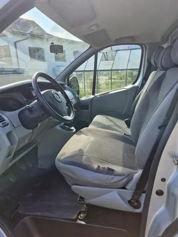 Gebraucht Opel Vivaro 114 PS (83 kW) 2009 Silber Van / Kleinbus