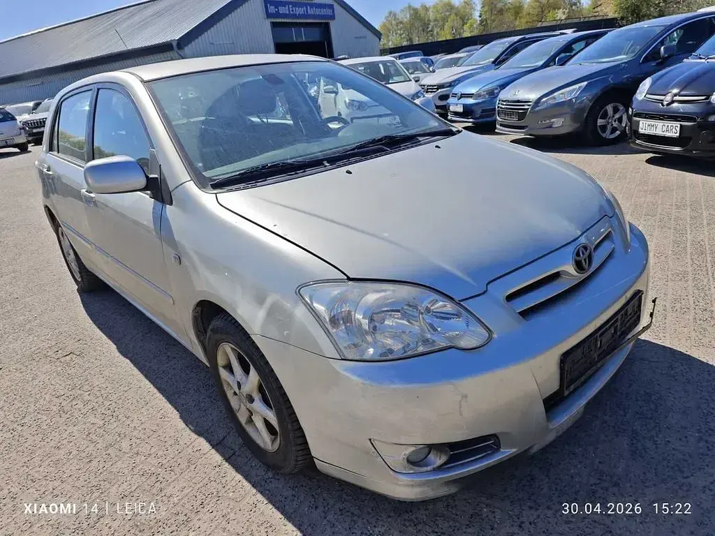 Używany Toyota Corolla Sol 90 KM (66 kW) 2005 Złoty Sedan/Limuzyna