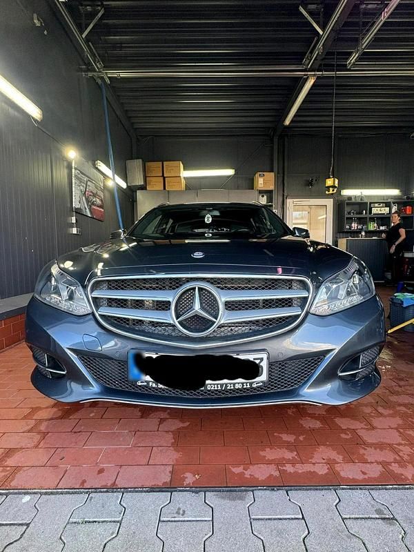 Gebraucht Mercedes E220 170 PS (125 kW) 2016 Blau Kombi