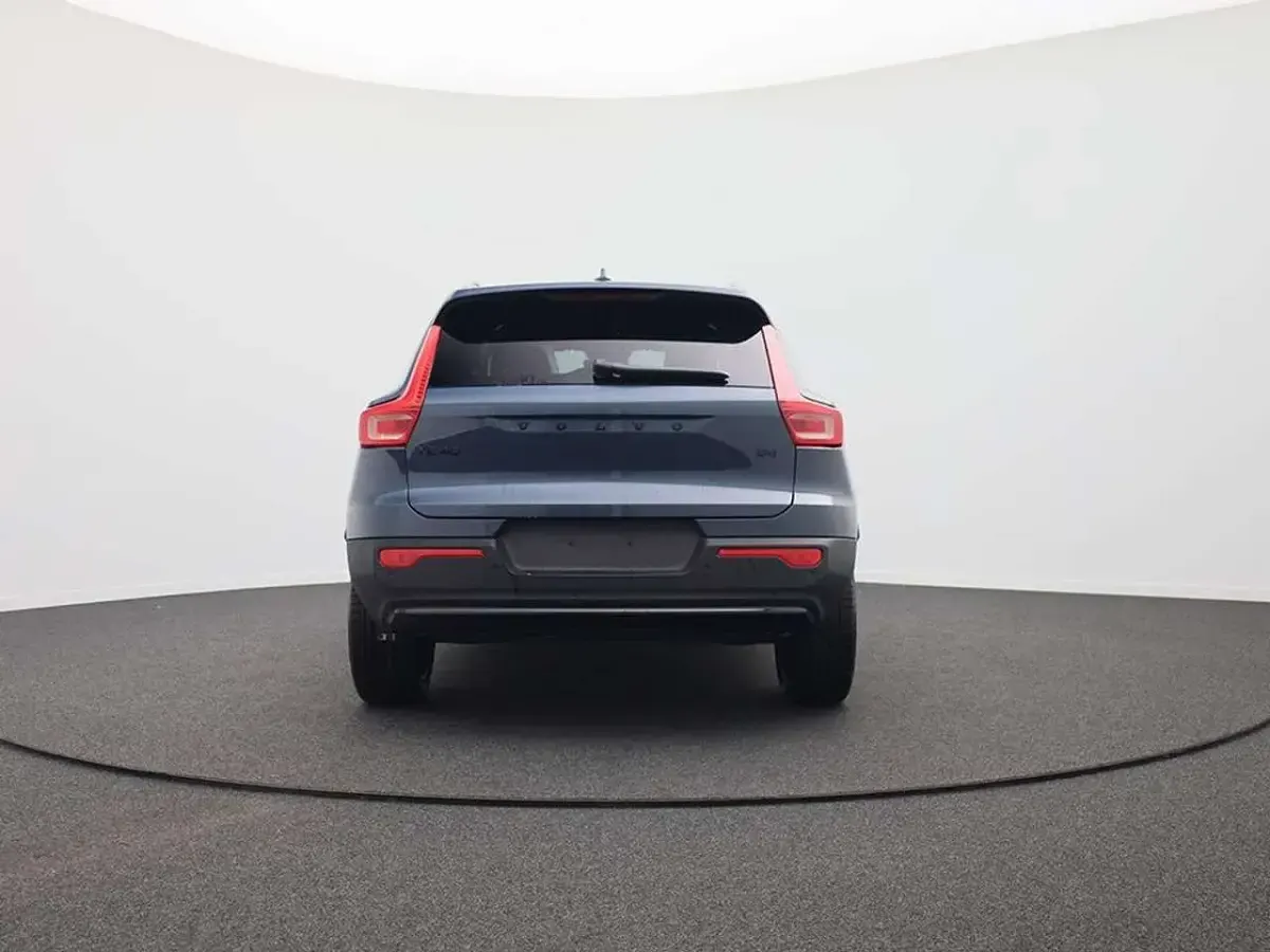 Neu Volvo XC40 Plus 197 PS (144 kW) 2026 Onyx black metallic SUV
