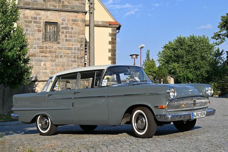 Grau Gebraucht 1962 Opel Kapitän Limousine | 24.500 € - Bild 1/4