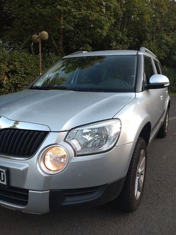 Grau Gebraucht 2012 Skoda Yeti SUV | 8.100 € (Fairer Preis) - Bild 1/4