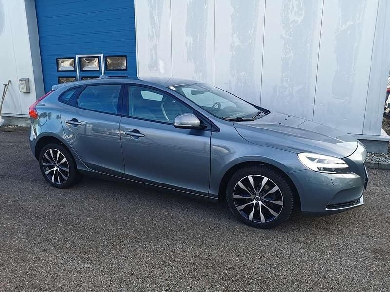 Gebraucht Volvo V40 Linje Svart 120 PS (88 kW) 2018 Osmium graumetallic Kombi