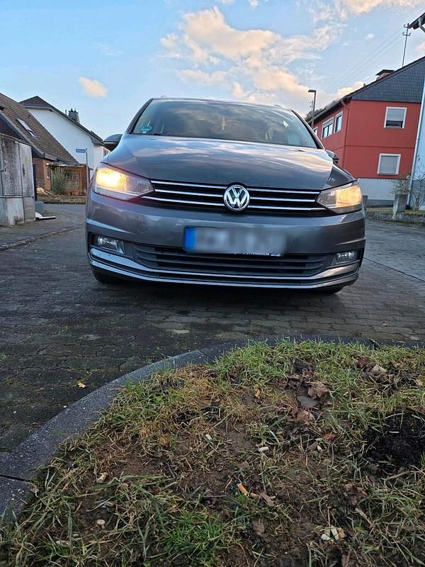 Grau Gebraucht 2016 VW Touran Van / Kleinbus | 13.750 € (Teuer) - Bild 1/4