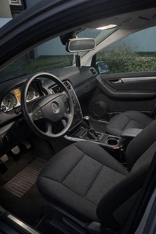 Gebraucht Mercedes B160 75 PS (55 kW) 2011 Silber Van / Kleinbus