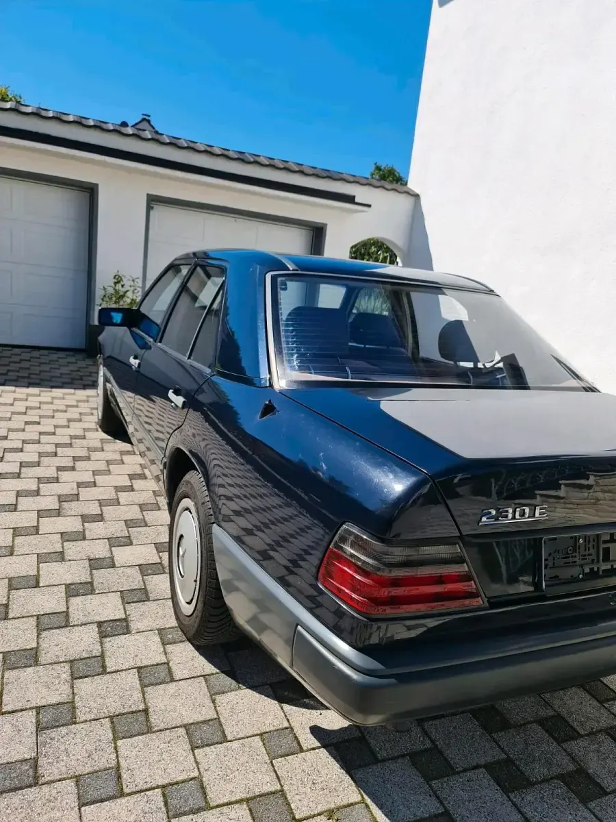 Gebraucht Mercedes E230 136 PS (100 kW) 1986 Blau Limousine