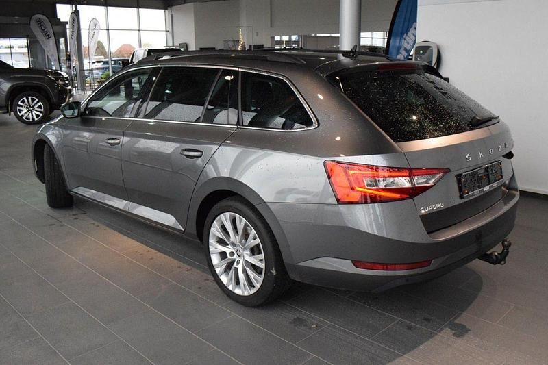 Gebraucht Skoda Superb Ambition 200 PS (147 kW) 2022 Graphitegrau Kombi