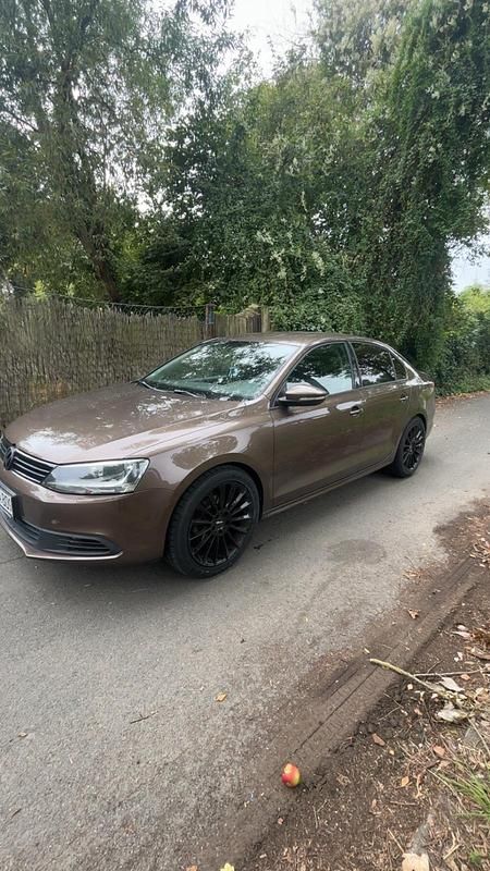 Braun Gebraucht 2011 VW Jetta Limousine | 6.499 € (Etwas zu teuer) - Bild 1/4