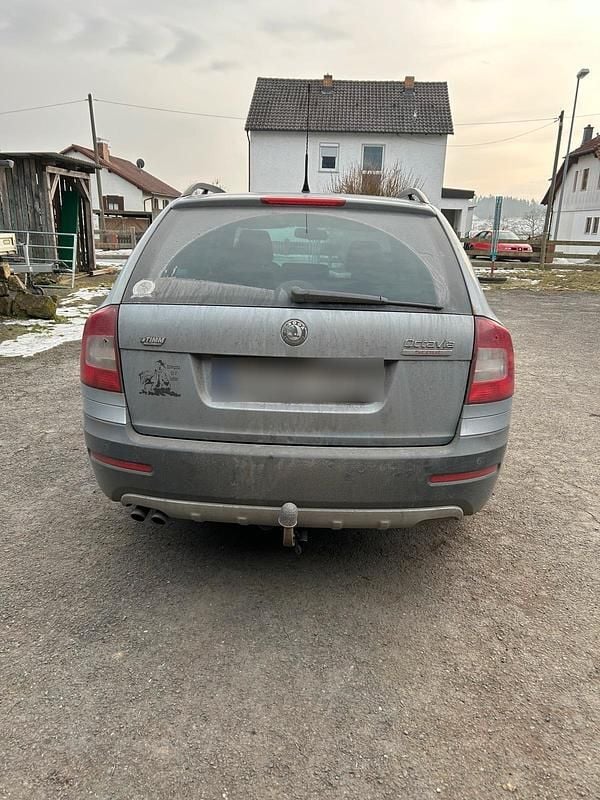 Andere farben Gebraucht 2009 Skoda Octavia Scout Scout 4x4 Kombi | 4.000 € - Bild 1/4