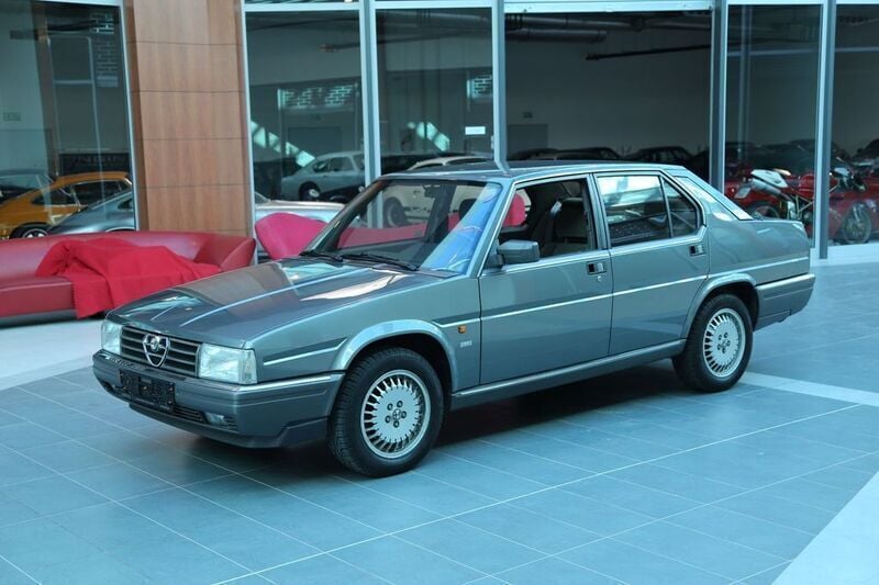 Grau Gebraucht 1986 Alfa Romeo 90 Limousine | 19.900 € - Bild 1/4