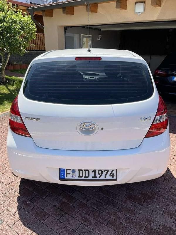 Weiß Gebraucht 2012 Hyundai i20 Classic Limousine | 4.999 € (Fairer Preis) - Bild 1/2