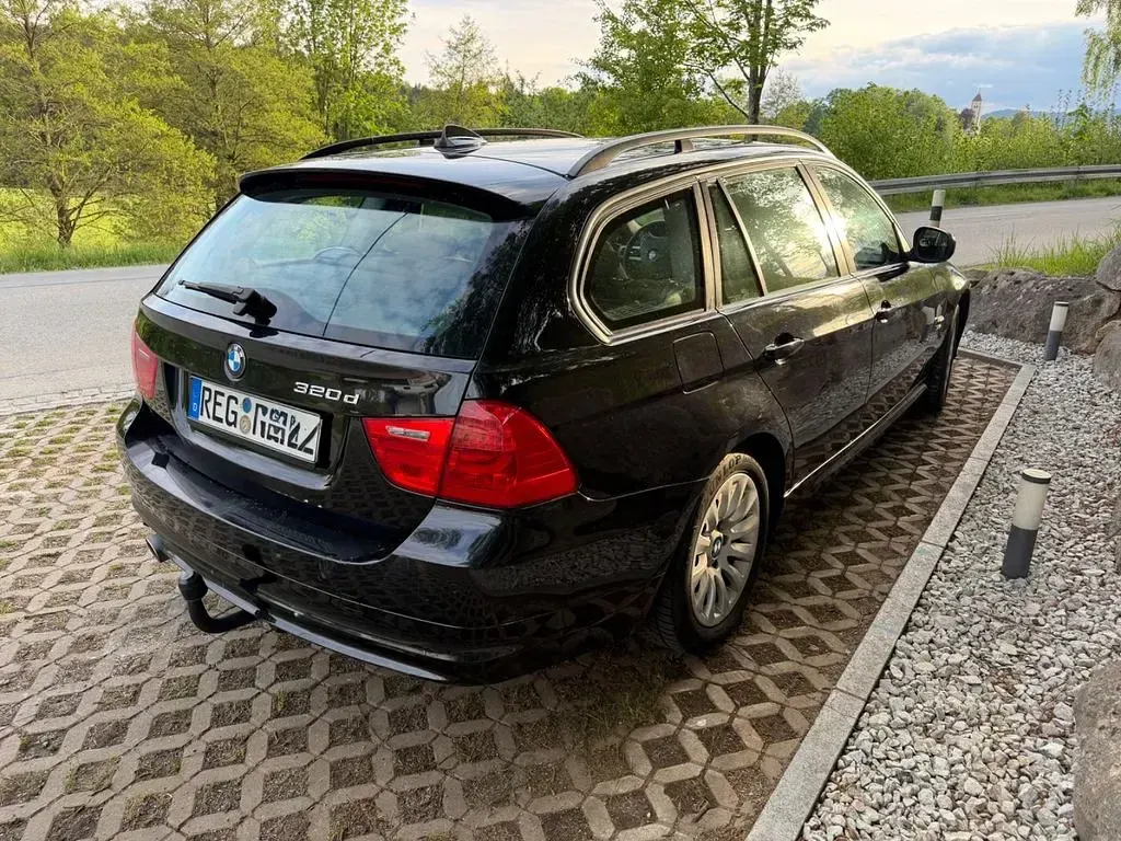 Gebraucht BMW 320 177 PS (130 kW) 2009 Schwarz Kombi