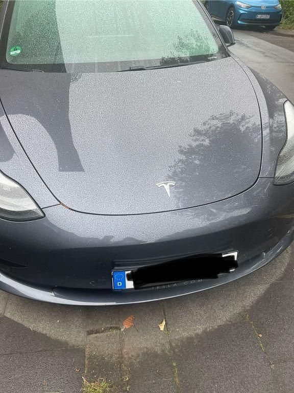 Grau Gebraucht 2020 Tesla Model 3 Standard Range Plus Limousine | 20.900 € (Fairer Preis) - Bild 1/4