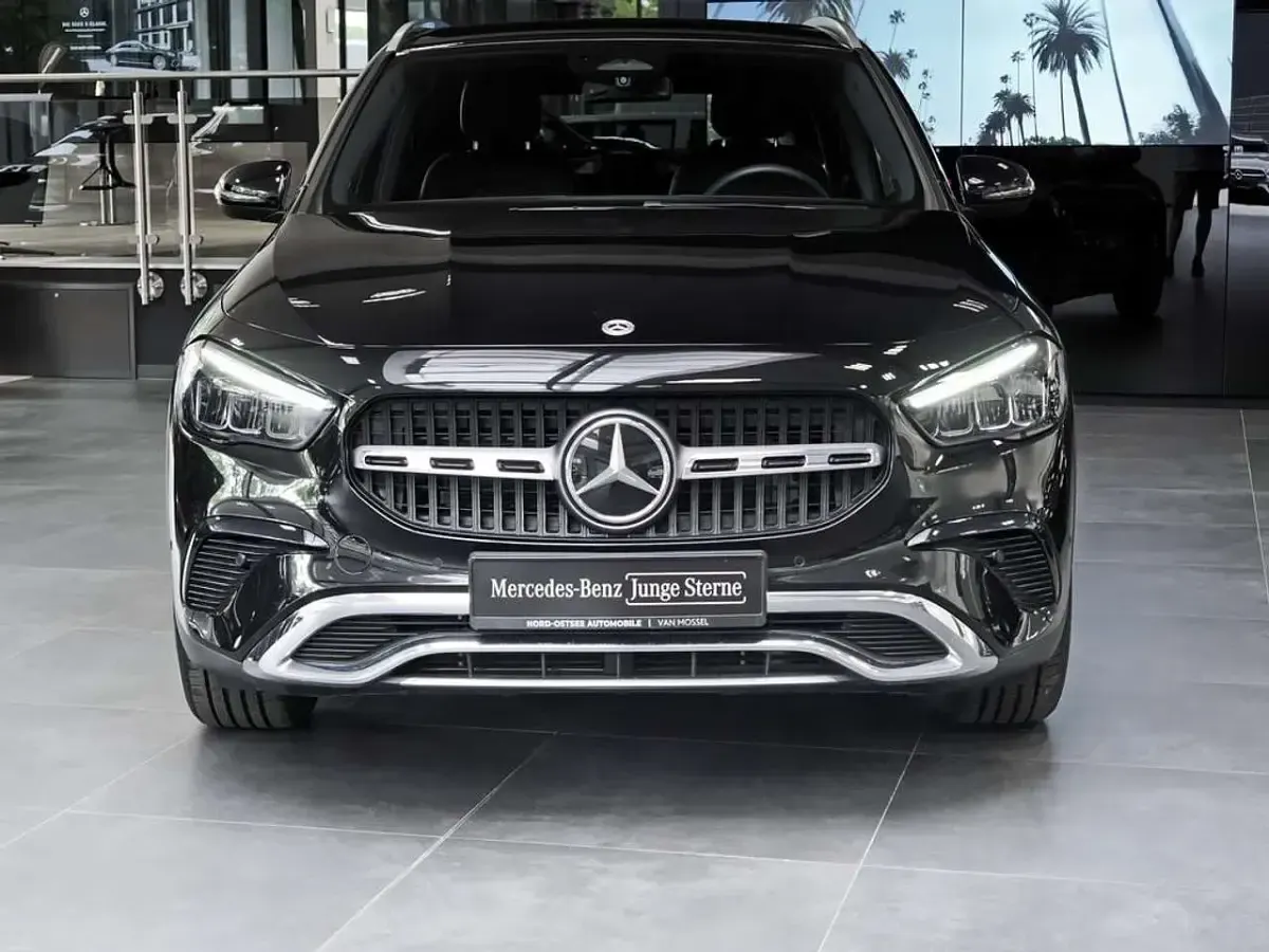 Gebraucht Mercedes GLA200 163 PS (119 kW) 2025 Metalliclack kosmosschwarz SUV