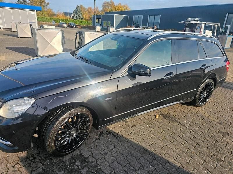 Schwarz Gebraucht 2010 Mercedes E250 Kombi | 3.600 € (Guter Preis) - Bild 1/4