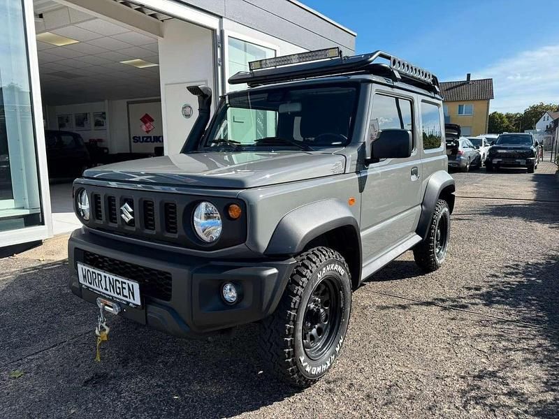 Medium grey zvl Gebraucht 2023 Suzuki Jimny SUV | 36.990 € (Teuer) - Bild 1/4