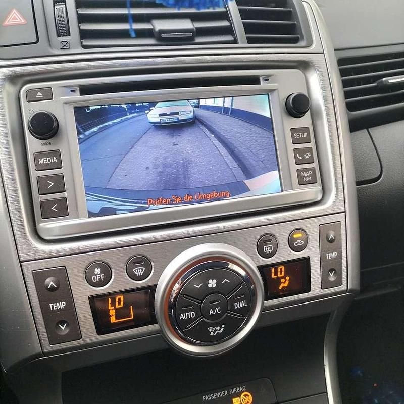 Gebraucht Toyota Verso Travel 126 PS (92 kW) 2012 Weiß Van / Kleinbus