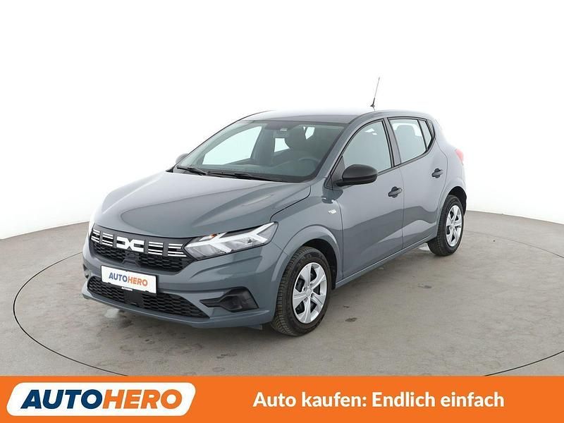 Grau Gebraucht 2023 Dacia Sandero Essentiel Limousine | 15.300 € (Fairer Preis) - Bild 1/3