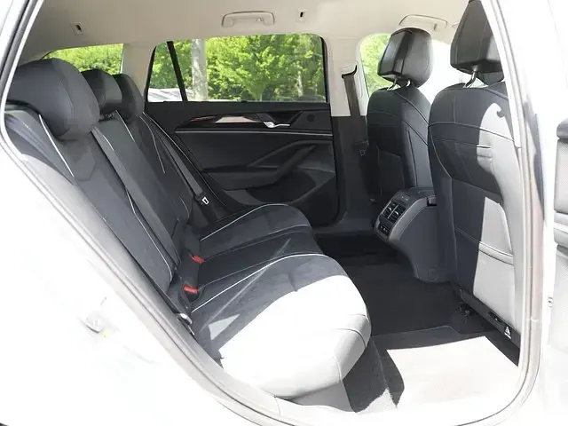 Gebraucht VW Passat Business 122 PS (89 kW) 2025 Oyster silver metallic Kombi