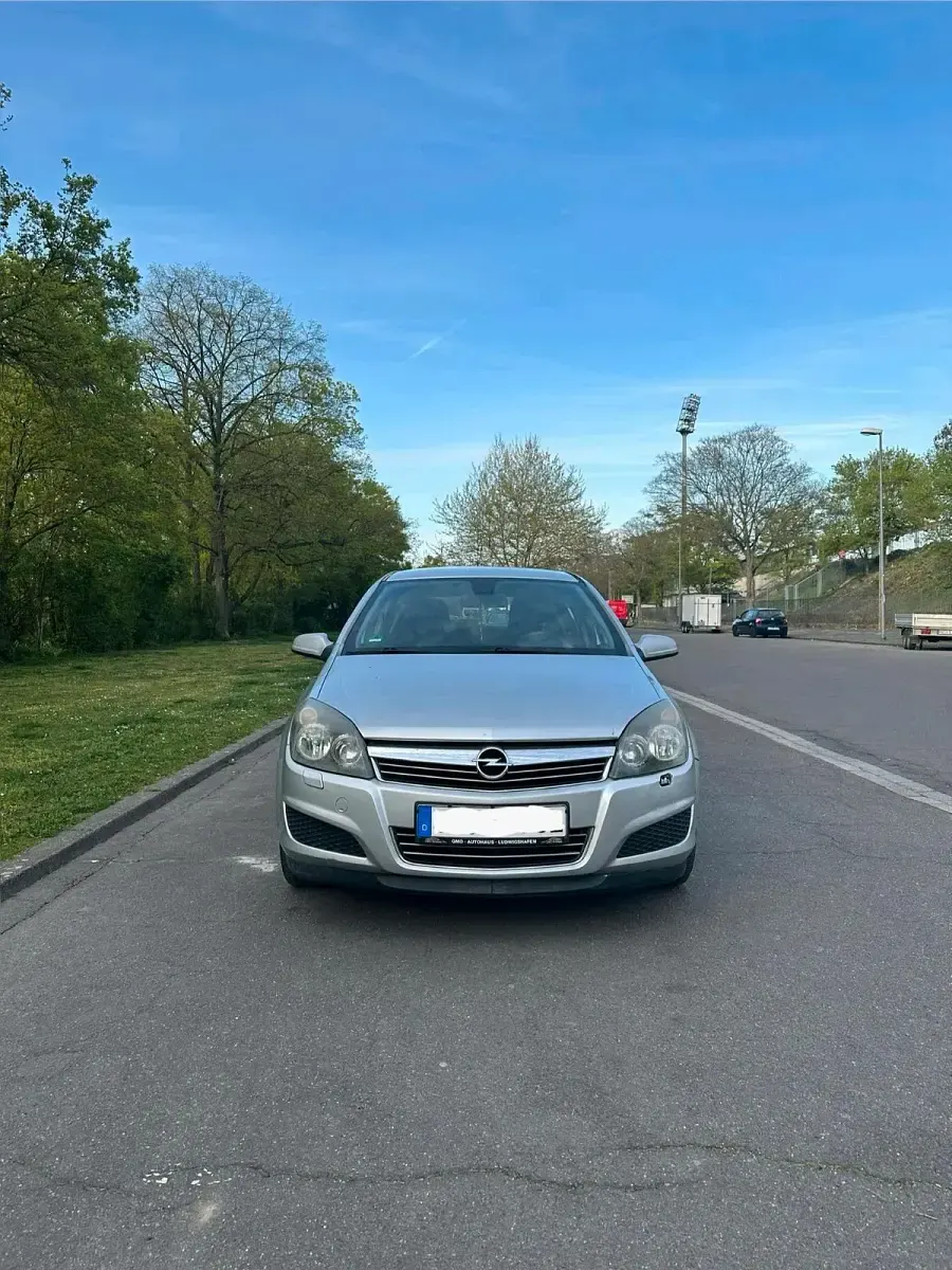 Używany Opel Astra 116 KM (85 kW) 2009 Szary Hatchback