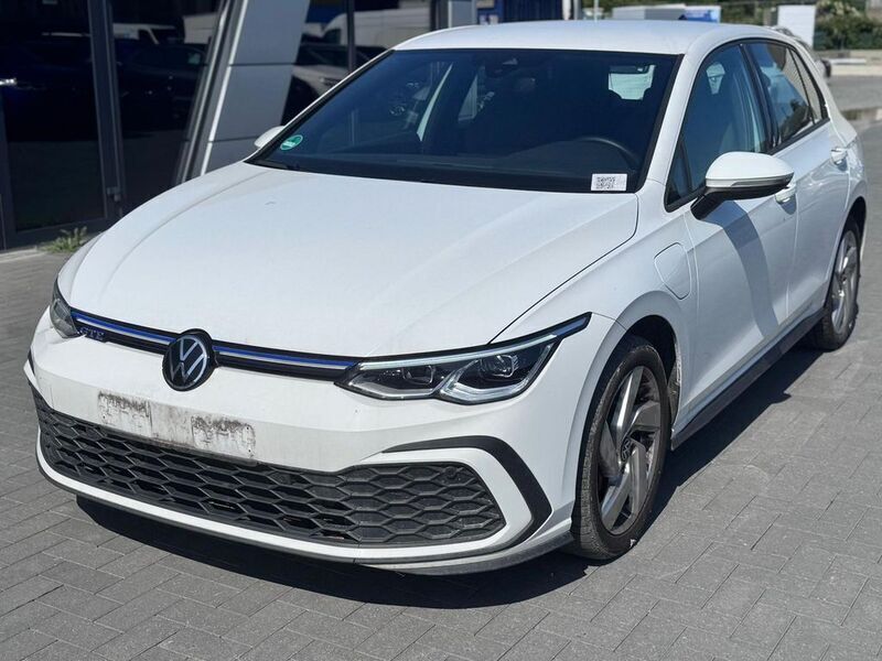 Weiß Gebraucht 2021 VW Golf VIII GTE Limousine | 18.990 € (Guter Preis) - Bild 1/4