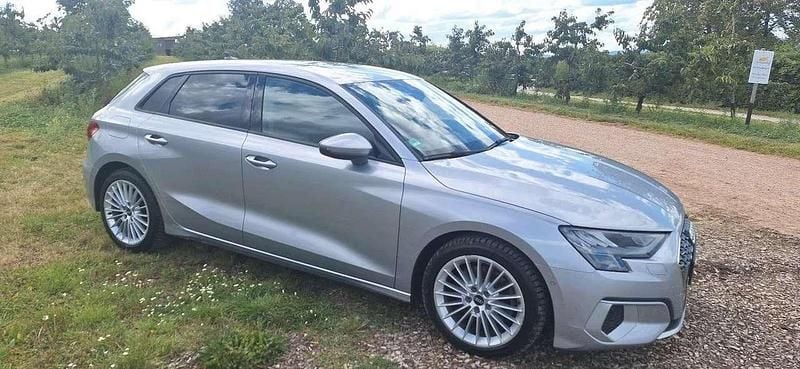 Silber Gebraucht 2021 Audi A3 Sportback Edition .1 Kombi | 23.900 € (Guter Preis) - Bild 1/4