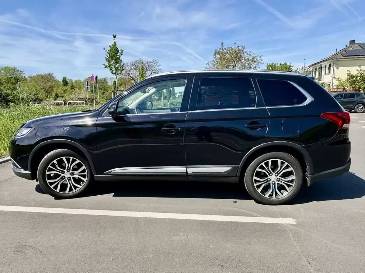 Używany Mitsubishi Outlander Top 150 KM (110 kW) 2018 Czarny SUV