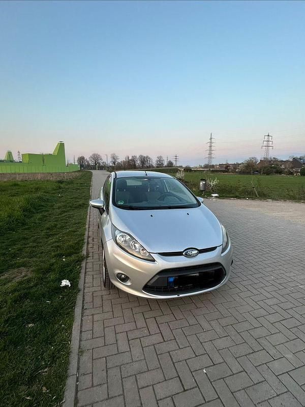 Gebraucht Ford Fiesta Ambiente 82 PS (60 kW) 2010 Silber Kleinwagen