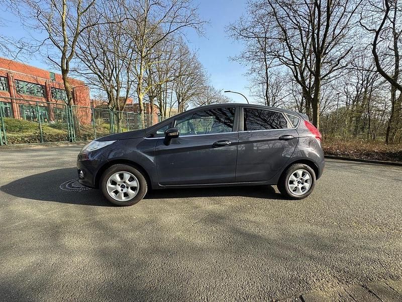 Gebraucht Ford Fiesta Titanium 97 PS (71 kW) 2011 Grau Kleinwagen
