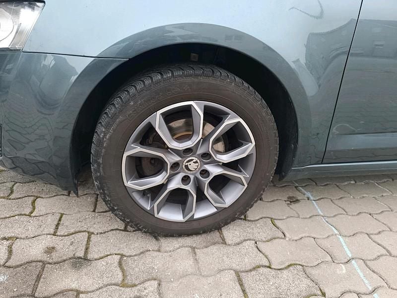 Używany Skoda Octavia 105 KM (77 kW) 2015 Szary Hatchback