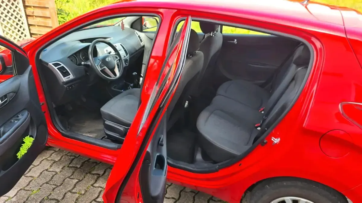 Gebraucht Hyundai i20 78 PS (57 kW) 2011 Rot Kleinwagen