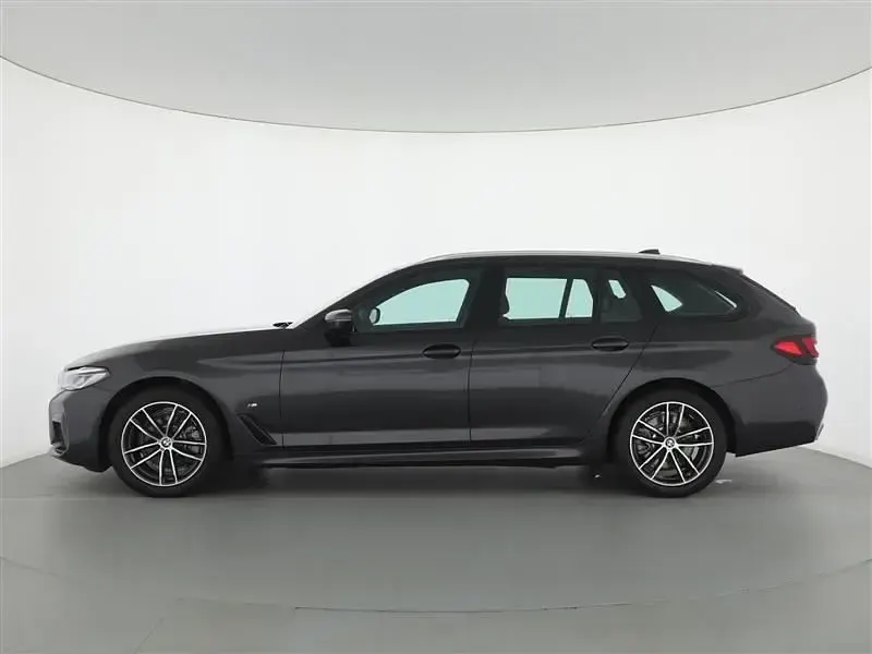 Gebraucht BMW 520 M Sport 190 PS (139 kW) 2023 Sophistograu brillanteffekt metallic Limousine