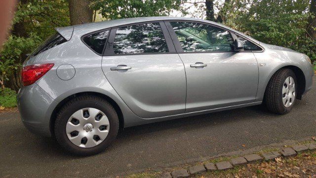 Gebraucht Opel Astra Design Edition 165 PS (121 kW) 2011 Grau metallic Kombi