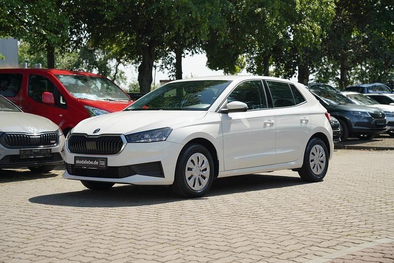 Candyweiss Gebraucht 2022 Skoda Fabia Active Kleinwagen | 11.889 € (Guter Preis) - Bild 1/4
