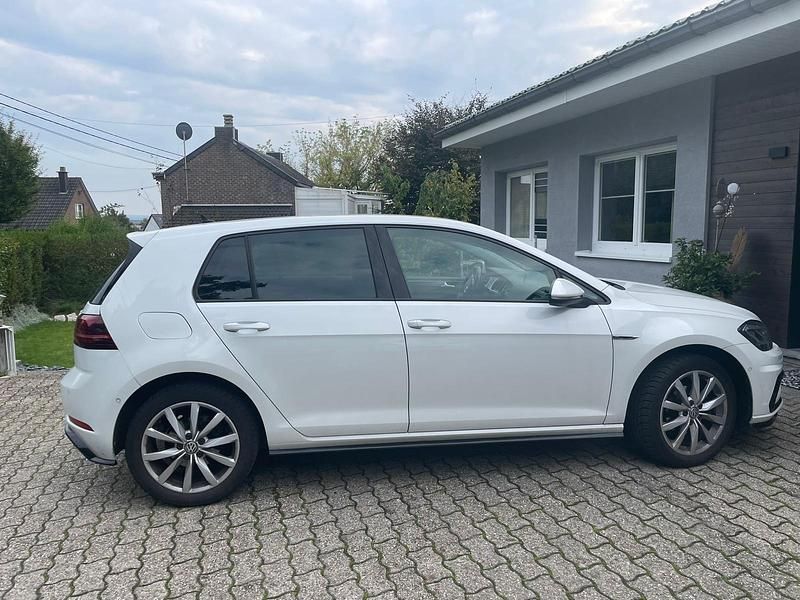 Gebraucht VW Golf VII Design 2017 Weiß Limousine