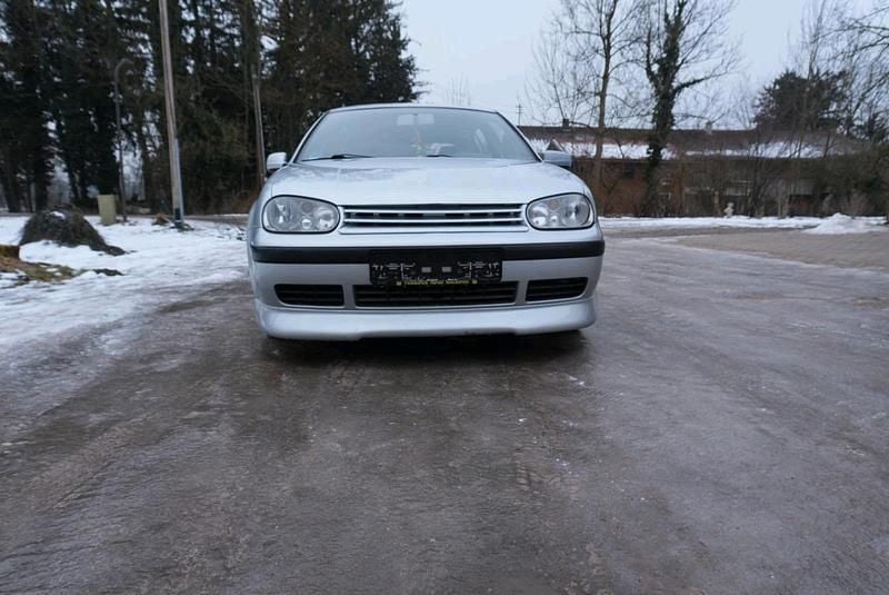 Silber Gebraucht 2002 VW Golf IV Kleinwagen | 1.390 € (Fairer Preis) - Bild 1/4
