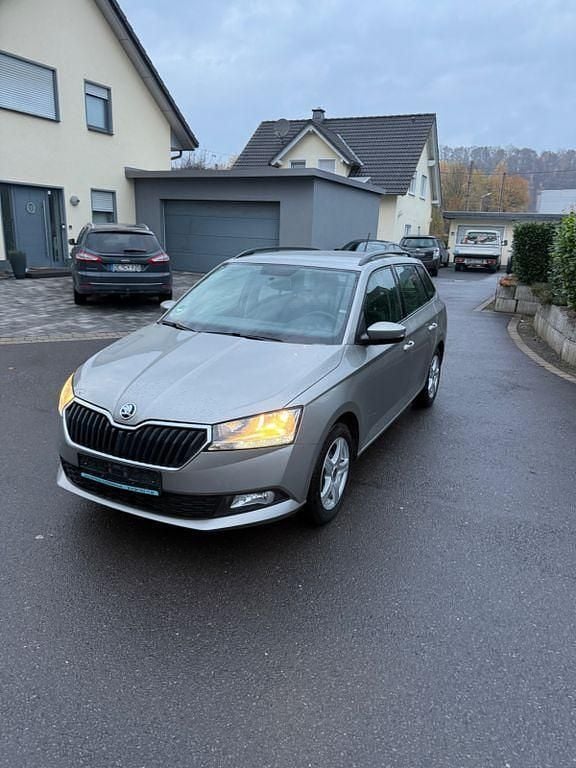 Grau Gebraucht 2019 Skoda Fabia Cool Plus Kombi | 8.800 € (Fairer Preis) - Bild 1/4