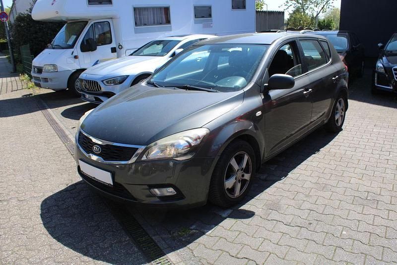 Second-hand Kia Ceed 105 CP (77 kW) 2011 Argintiu Hatchback
