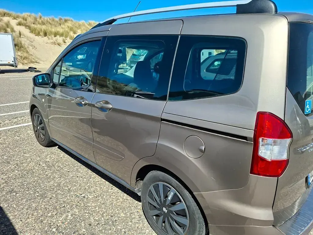 Gebraucht Ford Tourneo Courier Trend 101 PS (74 kW) 2018 Beige Van / Kleinbus