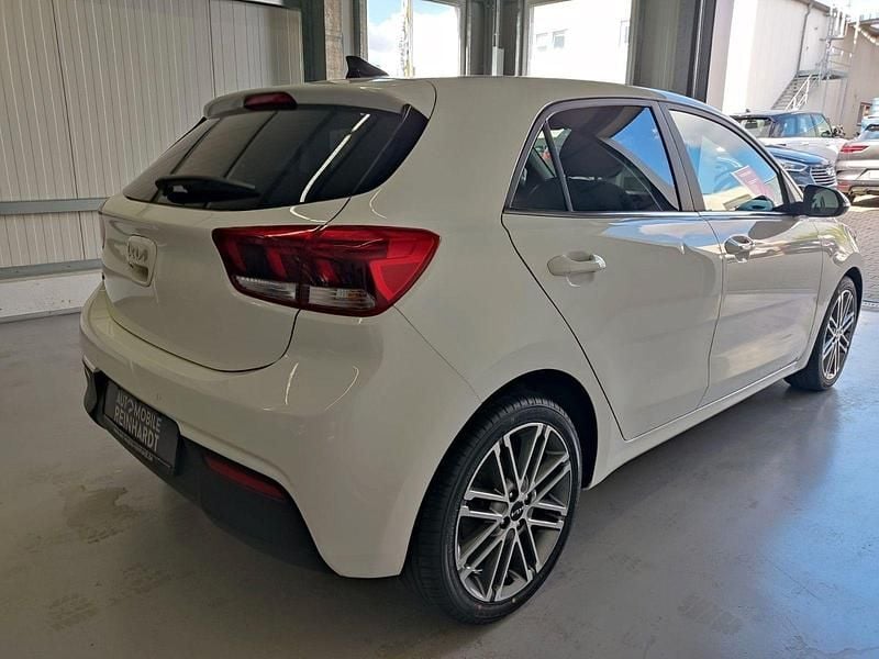 Gebraucht Kia Rio Spirit 101 PS (74 kW) 2022 Weiß Limousine