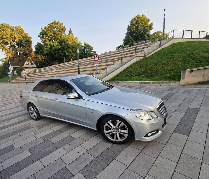 Silber Gebraucht 2009 Mercedes E220 Avantgarde Limousine | 7.000 € (Superpreis) - Bild 1/4