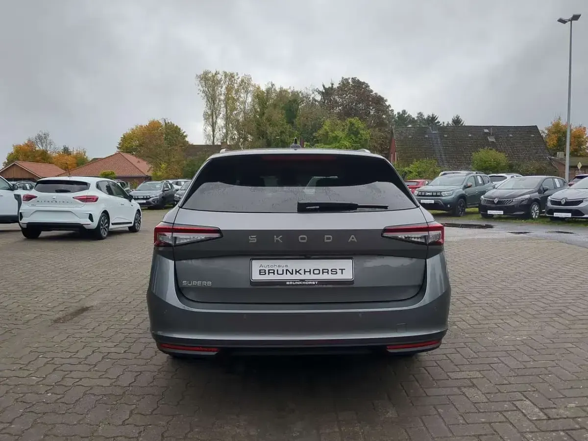 Neu Skoda Superb Selection 150 PS (110 kW) 2025 Grau (graphitegrau) Kombi